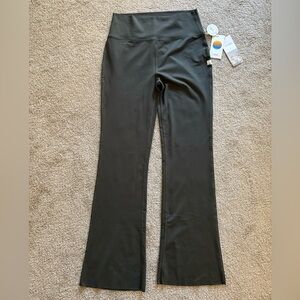 Vuori Dark Green “Kale” DreamKnit Flair Yoga Pants *NEW w/tags*
